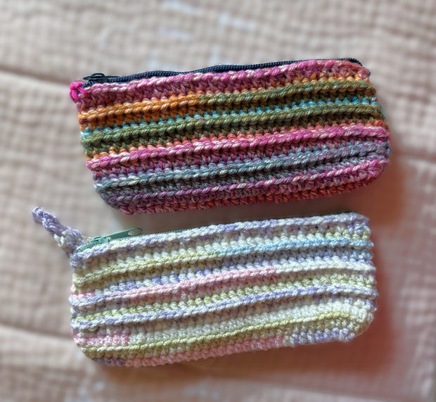 Crotchet pouch with zipper