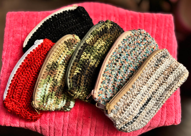 Crotchet pouch with zipper