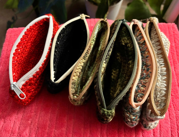 Crotchet pouch with zipper