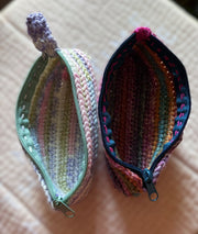 Crotchet pouch with zipper